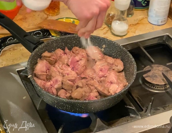 Добавить куриную печень и слегка обжарить со всех сторон, затем посолить и поперчить.  