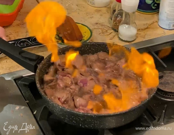 Коньяк влить в сковороду и поджечь, чтобы выпарился алкоголь.