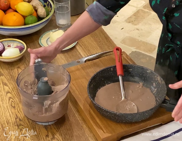 Переложить печень с частью соуса в чашу блендера и измельчить до гладкого, однородного состояния, если нужно — добавить еще сливок из сковороды.