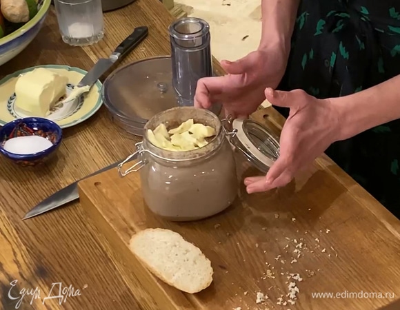 Переложить паштет в стеклянную банку (немного оставить в чаше блендера), сверху выложить оставшееся сливочное масло и дать ему растаять, затем закрыть банку крышкой и поместить в холодильник.