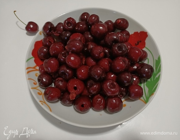 Черешню промыть, удалить косточки.