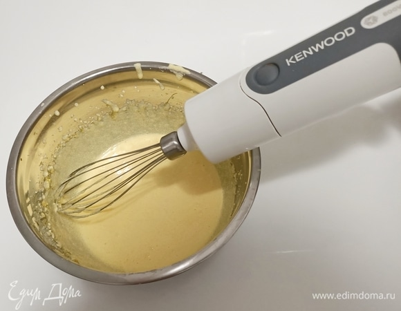 Яичные желтки взбить с сахаром и ванилином. Сахара может понадобится чуть больше или чуть меньше — все зависит от того, какие ягоды вы будете использовать.
