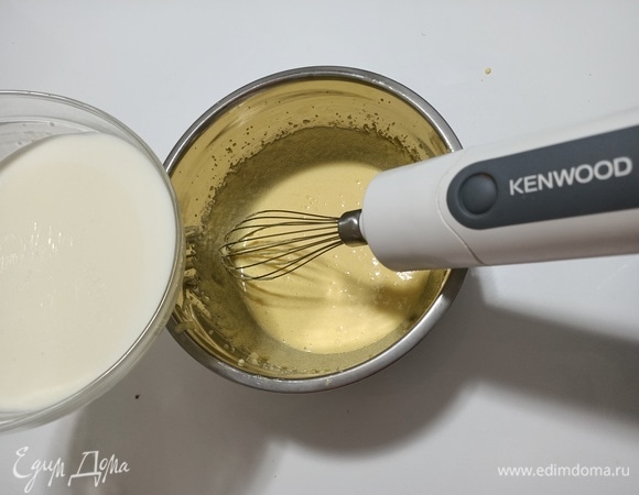 В кастрюле с толстым дном вскипятить молоко. Добавить к яичной массе, перемешать. Вернуть крем на плиту и варить до загустения при постоянном помешивании.