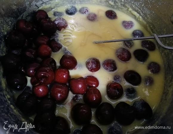 Добавить черешню, проварить еще пару минут. Остудить.