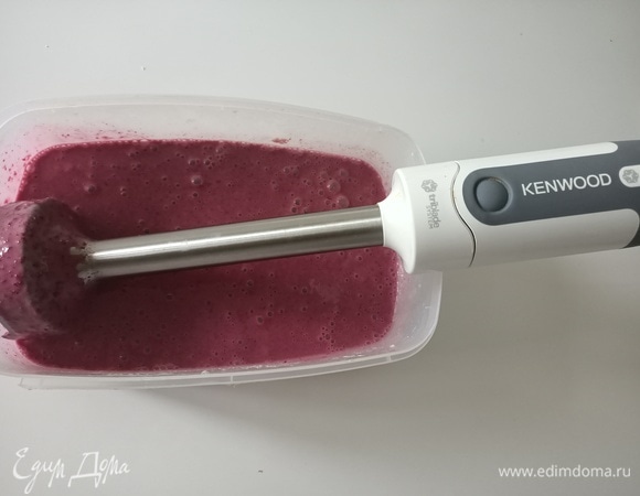 Остывшую массу переложить в контейнер и измельчить с помощью блендера. Накрыть и поставить в морозильную камеру до полного замерзания (примерно 4–5 часов).