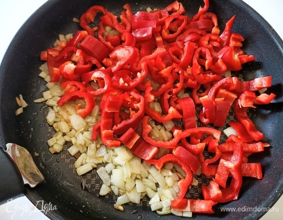 Нарезаем перец и отправляем в сковороду к луку, убираем чеснок.