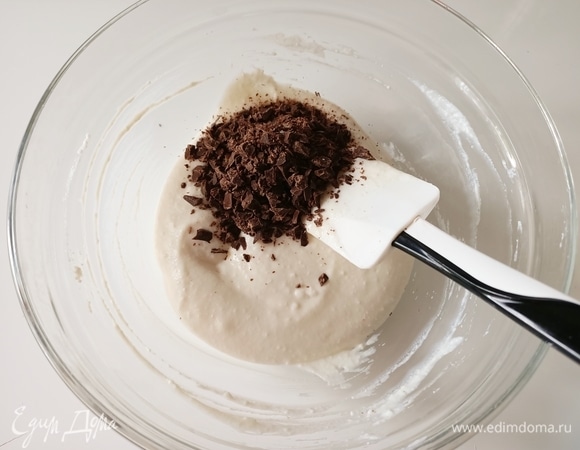 Измельчить шоколад и добавить к творожной массе. Перемешать.