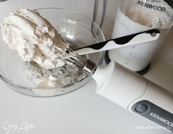 Отдельно взбить хорошо охлажденные сливки с сахарной пудрой. Добавить к творогу и аккуратно перемешать.