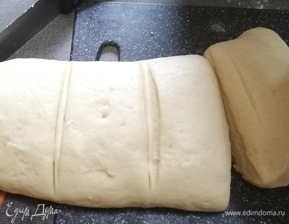 Скатываем в длинный овал и разрезаем на 6 частей. Скатываем шар из каждой части и даем постоять 10 минут (накрываем полотенцем, чтобы не высохло).