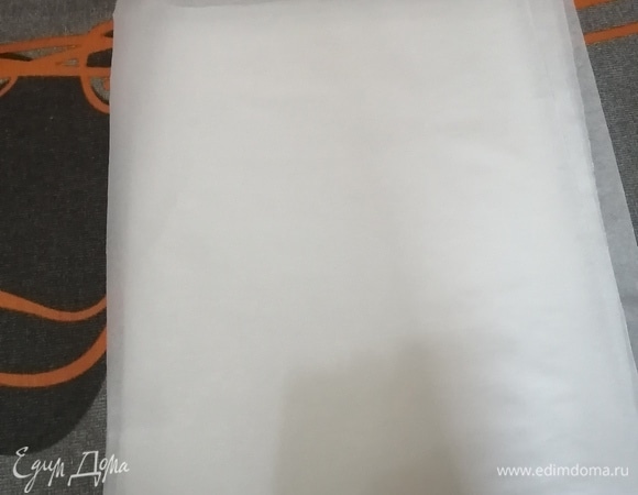 В это время отмеряем 6 листков пергамента под противень. Также орехи жарим на сковороде. Постоянно перемешиваем, потому что орехи быстро подгорают.