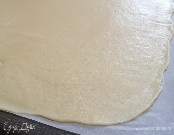 На первом листе пергамента как можно тоньше раскатываем первый шар теста. То же самое повторяем с оставшимися. Желательно, чтобы они были одинаковой формы.