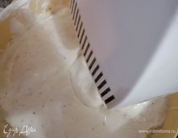 Лимоны натереть на терке вместе с цедрой. Косточки убрать из массы. Лимоны добавить в 3 ст. сахара, перемешать и добавить половину перемолотых орехов. Вторую половину оставить на посыпку. Добавляем сметану и взбиваем миксером.