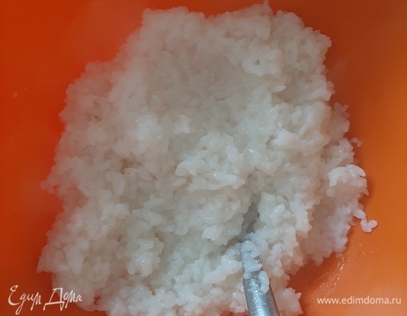 Стакан риса промыть и отварить до готовности.