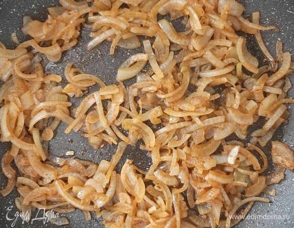 Репчатый лук нарезать на половинки полуколец и обжарить на растительном масле. Добавить немного копченой паприки.