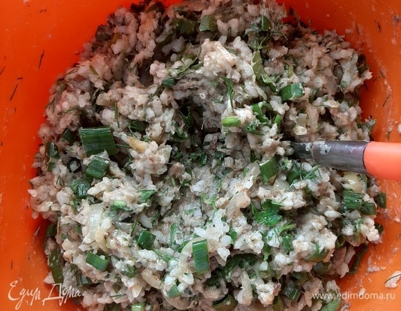 Сайру размять вилкой. Всю зелень мелко нарезать. Смешать рис, лук, сайру и зелень. Наша начинка готова.