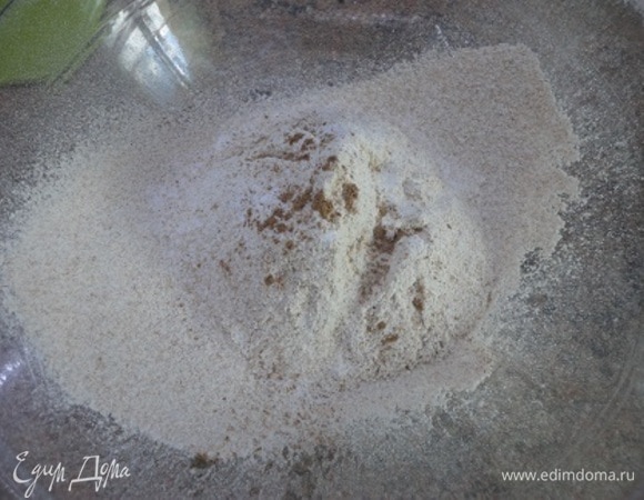 Для теста смешать и просеять два вида муки вместе с солью. Добавить разрыхлитель и молотый мускатный орех. Перемешать.