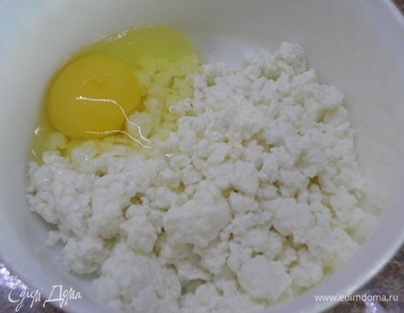 Творог с яйцом пробить блендером и смешать со сметаной. Выложить к муке и замесить тесто. Выдержать его в холодильнике около часа.