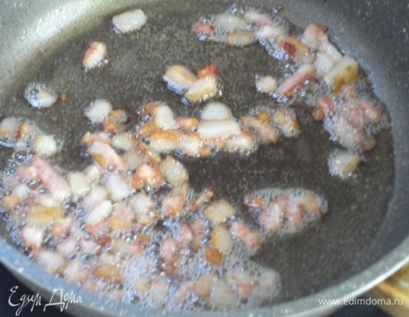 Сало нарезать маленькими кубиками и обжарить на сковороде до образования хрустящей корочки.