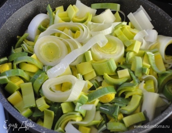 Порей помыть, нарезать колечками толщиной 0,5 см вместе с зеленой частью и выложить в сковороду к салу. Перемешать и потомить пару минут. Теперь о грибах. Если у вас сушеные лесные грибы, лучше их перемолоть в пудру в кофемолке и 2 ст. л. добавить к луку. Или используйте шампиньоны (100 г). Нарежьте их мелкими кубиками и обжарьте вместе с луком. Дайте начинке остыть. Смешайте с половиной арахиса.