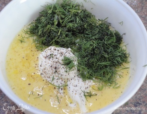 Сыр натрите на крупной терке. Орехи измельчите не очень мелко. Для заливки взбейте венчиком яйца, добавьте сметану, нарезанный укроп, свежемолотый черный перец. Добавьте щепотку соли, не больше — у вас сало и сыр уже содержат соль. Перемешайте.