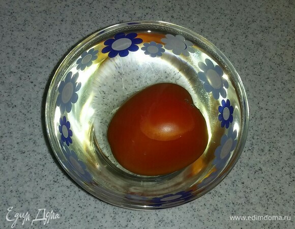 Помидор заливаем кипятком и оставляем на 15 минут до растрескивания кожуры, чтобы потом ее снять.