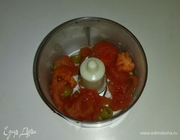 В блендер нужно положить разрезанные пополам оливки, очищенный и нарезанный помидор. После чего измельчаем все до однородного состояния.