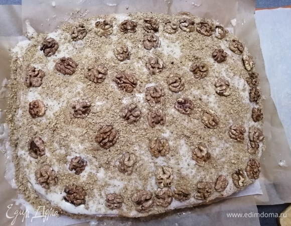 Стенки и верх обсыпаем оставшимися перемолотыми орехами и украшаем грецкими орехами. Оставляем на 10 часов настаиваться. Будет лучше если оставить на более долгое время, но, если сроки поджимают, хватит и этого. Готово!