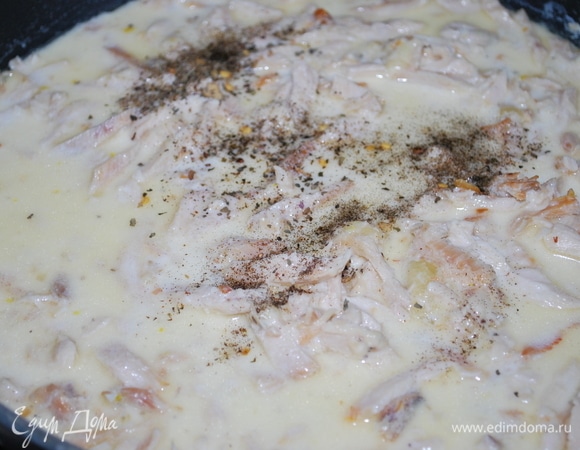 К курице и чесноку добавьте сливки и твердый сыр (если есть пармезан, добавьте его). Соус прогрейте 3–4 минуты. Отрегулируйте соль и перец по своему вкусу.