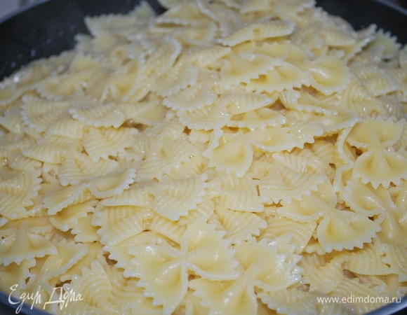 В готовый соус добавьте свежесваренную до состояния альденте пасту, перемешайте пасту с соусом.