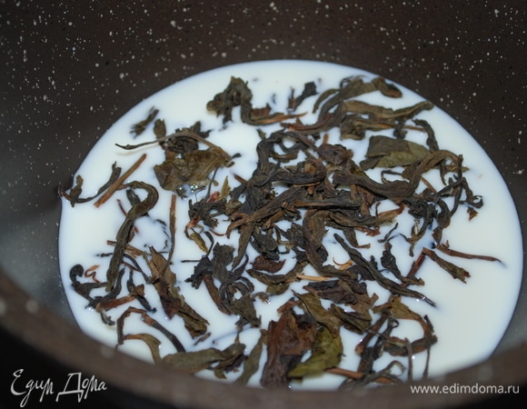 Первым делом в горячем молоке (130 г) заварите чай молочный улун (5 г). Накройте чай крышкой, и пусть он настаивается, это примерно 3–4 часа.