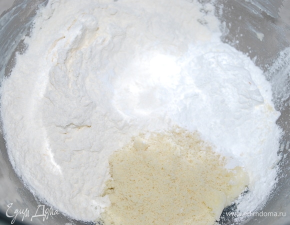 Для основы чизкейка сделайте крамбл. Масло, сахар и сахарную пудру соедините вместе в чаше миксера при помощи насадки «весло». Добавьте муку, кукурузный крахмал, соль и миндальную муку.