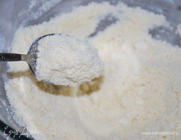 Должна получиться вот такая влажная крошка. Уберите крошку в холодильник на час.