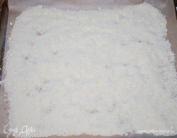 После охлаждения выпекайте крамбл в духовке при 170°C примерно 15–20 минут до светло-золотистого цвета. Во время выпекания перемешайте крошку 1–2 раза, чтобы она равномерно пропеклась.