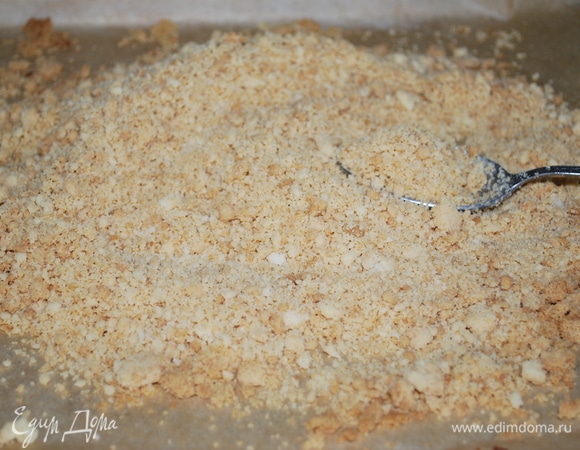 Готовый крамбл остудите и перемолите с помощью блендера. В чаше миксера смешайте перемолотый крамб с подтопленным сливочным маслом.