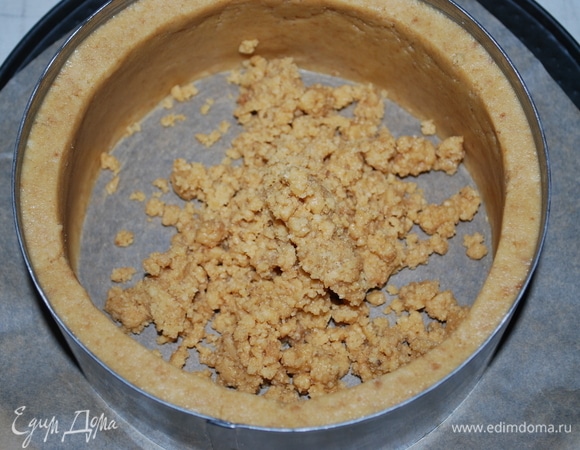 Кольцо для выпекания (у меня 16 см. смажьте сливочным маслом, поставьте на пергаментную бумагу и сформируйте основу для чизкейка. Сначала сделайте бортики.