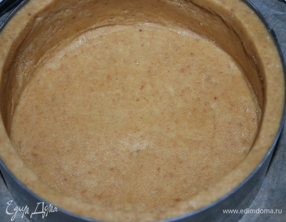 Готовую основу для чизкейка уберите в холодильник.