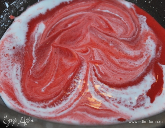 Клубничное пюре (я клубнику пробила блендером и протерла через сито, чтобы убрать мелкие косточки) подогрейте до 40–50°C и добавьте кукурузный крахмал, разведенный в 1 ст. л воды.