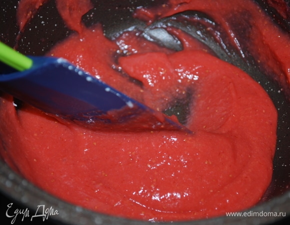 Прокипятите клубничное пюре одну минуту, постоянно помешивая, чтобы не образовалось комочков.