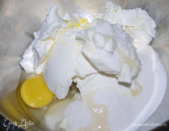 Сливочный сыр смешайте с сахаром, желтком и куриным яйцом. Хорошо пробейте миксером до пышного состояния.