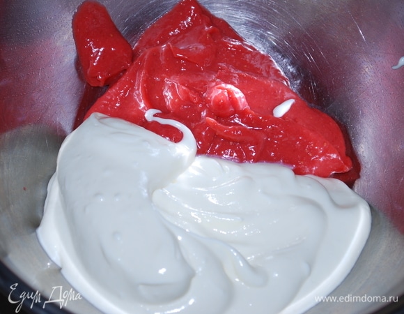 170 г сырной массы смешайте с загущенным клубничным пюре, все хорошо перемешайте.