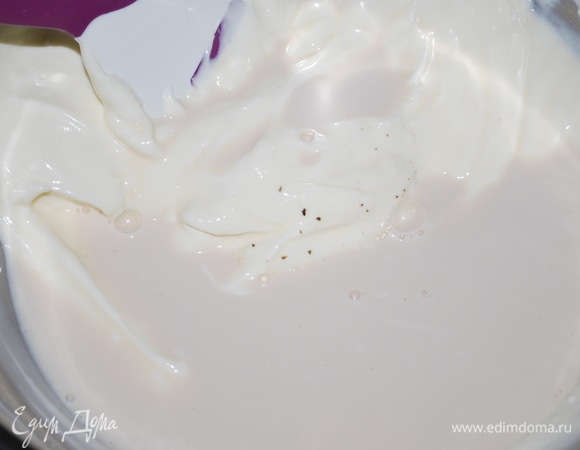 В оставшуюся сырную массу добавьте ароматизированное молоко, перемешайте все вместе.