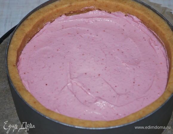 Следом — весь клубничный слой и сверху — оставшийся сырный слой. Выпекайте в духовке при 110°C примерно 2 часа. Дайте чизкейку остыть в духовке. Остудите его до комнатной температуры и только потом поставьте его в холодильник минимум на 8 часов.