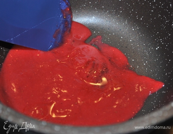 Для клубничного слоя желатин залейте водой и дайте ему набухнуть. Пюре подогрейте и растворите в нем желатин.