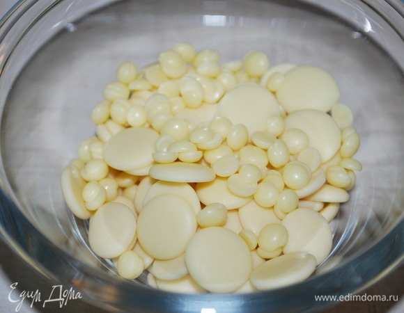 Шоколад вместе с какао-маслом растопите на водяной бане или в микроволновой печи.