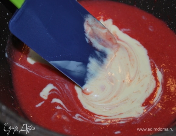 Вмешайте в клубничное пюре растопленный шоколад с какао-маслом.