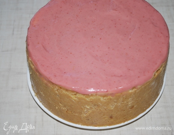 На охлажденный чизкейк нанести клубничное пюре с шоколадом и украсить сверху свежей клубникой.