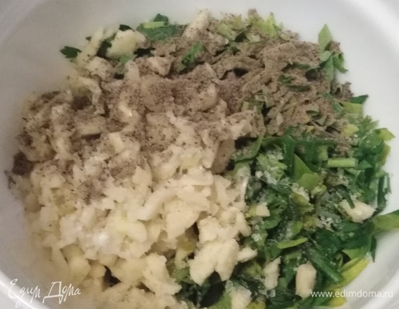 Нарубить ножом чеснок и петрушку. Добавить соль, перец, перемешать.