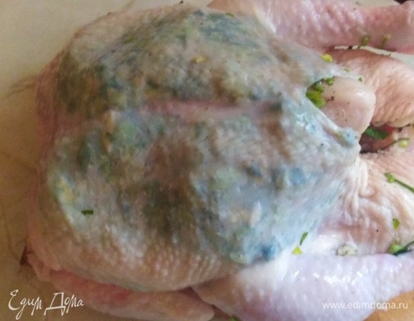 Наполнить приготовленной ароматной смесью из чеснока и петрушки.