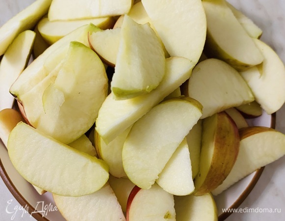 Очищаем яблоки от сердцевины и нарезаем на дольки.