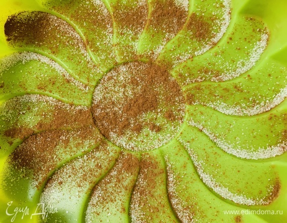 Посыпаем дно формы сахаром (1 ч. л.) и корицей. Сахар сделает яблоки карамелизированными.